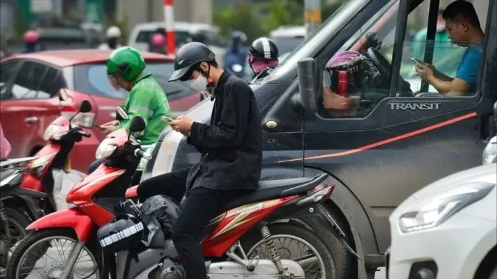 Dùng điện thoại khi dừng đèn đỏ không phạm luật giao thông